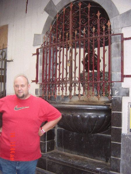res_les_and_girl_manneken_pis.jpg