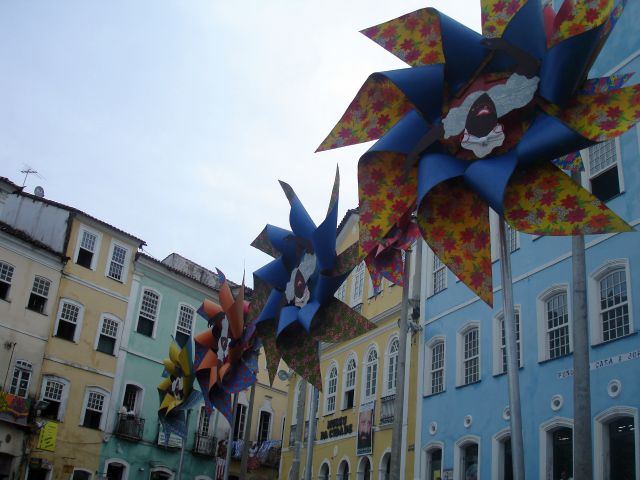 carnaval_dancer_pinwheels.jpg