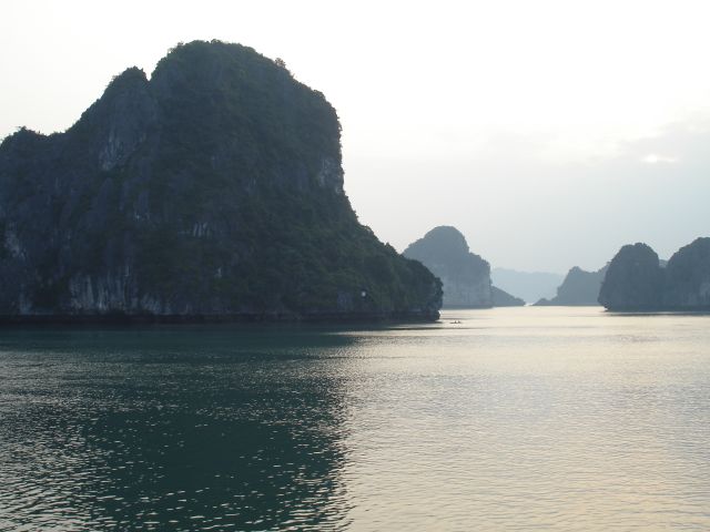 kayaking in halong bay
